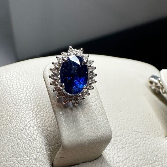 Incredible 2.95ctw sapphires and diamond stud earrings in 18k white gold! - Picture 8 of 12